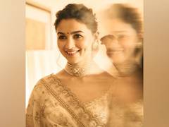 
      
      Alia on repeating wedding saree at National Awards ceremony
      
      