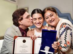 
      
      Kriti Sanon celebrates National Award win her parents
      
      