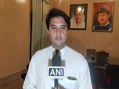 
      
      Jyotiraditya Scindia applauds BJP workers in Gwalior
      
      