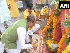
      
      MP CM Chouhan offers prayer at Kajal Mata Mandir in Alirajpur
      
      
