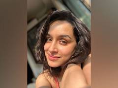
      
       Shraddha Kapoor unleashes her 'Jadoo' mode, basks in sunshine 
      
      