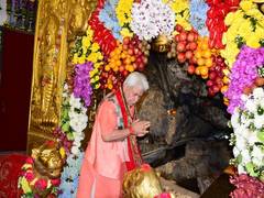 
      
      Lt Gov Manoj Sinha pays obeisance at Mata Vaishno Devi Shrine
      
      