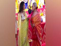 
      
      Kajol, Jaya Bachchan offer prayers at Sarbojanin Durga Puja
      
      