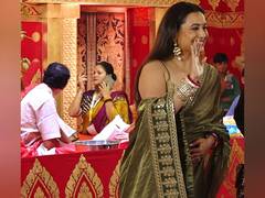 
      
       Rani Mukerji dances at Durga Puja celebrations 
      
      