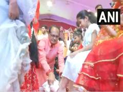
      
      MP CM performs Kanya Puja at CM House on last day of Navaratri
      
      