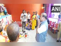 
      
      Assam CM visits Durga puja pandals on Maha Navami 
      
      
