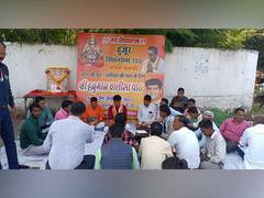 
      
      Congressmen hold Hanuman Chalisa outside Kamal Nath’s residence
      
      