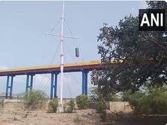 
      
      'Storm warning cage number 2' mounted at Pamban Port
      
      