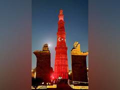 delhi-qutub-minar-illuminated-in-turkish-flag