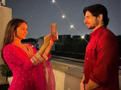 
      
      Sidharth Malhotra, Kiara Advani celebrate first Karwa Chauth 
      
      