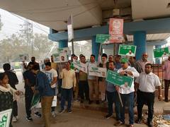
      
      Delhi police detain AAP MLA Haji Yunus, 17 others, released later
      
      