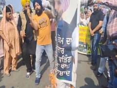 
      
      Sikh riot victims burn effigy of Congress leader Kamal Nath
      
      