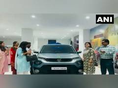 
      
      Haryana pharma company owner gifts cars to 'star employees' 
      
      