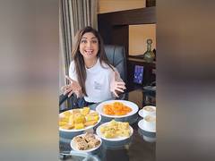 
      
       Sunday Binge: Shilpa Shetty gorges on Mysore Pak in Mysore
      
      