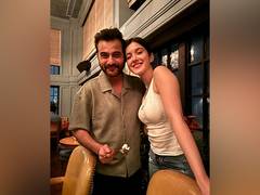 
      
      Shanaya Kapoor cuts her birthday cake with sword
      
      