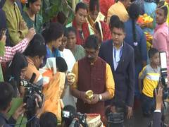 
      
      Jharkhand CM Hemant Soren, his wife offer prayers to setting sun 
      
      