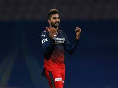 
      
      Big names like Hasaranga, Hazlewood among RCB's released players 
      
      