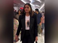 
      
      Alia wears customised T-shirt with Ranbir's face on it, see pic
      
      