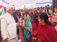 
      
      J-K LG Manoj Sinha attends 'Viksit Bharat Sankalp Yatra'
      
      