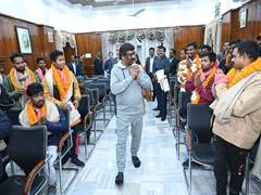 
      
      Jharkhand CM interacts with workers rescued from Silkyara tunnel
      
      