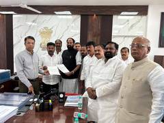
      
      Congress alleges BRS govt disbursing Rythu Bandhu's money
      
      