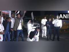 
      
      Congress workers burst firecrackers, distribute sweets in Delhi
      
      