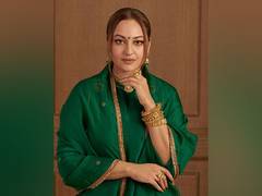 
      
      Sonakshi feels like 'queen' in 'Gajra and green dress,' see pics
      
      