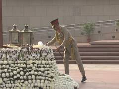 
      
      Commander of Sri Lankan Army lays wreath at National War Memorial
      
      