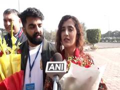 
      
      Pakistani woman arrives in India to marry Kolkata man
      
      