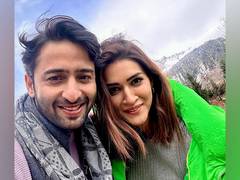 
      
      Shaheer Sheikh poses with Kriti Sanon
      
      