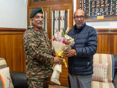 
      
      Eastern Army Commander meets Manipur Governor, CM
      
      