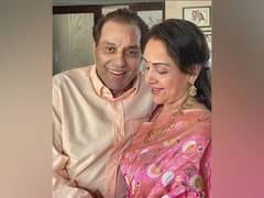 
      
      Hema Malini pens adorable birthday wish for husband Dharmendra
      
      