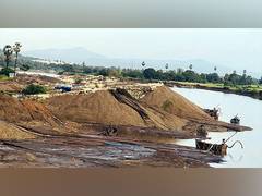 
      
      Bihar: Mining inspector among 6 injured in sand mafia attack
      
      