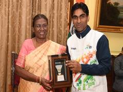 
      
      Para shuttlers Pramod Bhagat, Sukant Kadam meet President Murmu
      
      