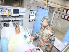 
      
      Indian Army's Chinar Corps officers visit injured J-K police
      
      
