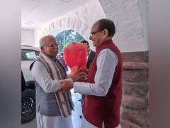 
      
      Bhopal: Manohar Lal Khattar meets Shivraj Singh Chouhan
      
      