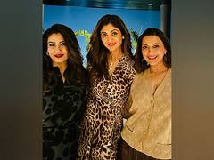 
      
      90s Divas reunion: Raveena, Sonali, Shilpa pose together at party
      
      