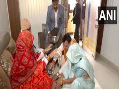 
      
      Bhajanlal Sharma seeks blessings of parents
      
      