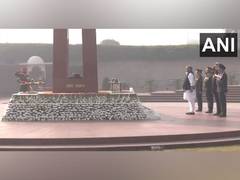 
      
      Rajnath Singh pays tribute to fallen soldiers on 'Vijay Diwas'
      
      