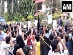 
      
      SFI raises black banners at Calicut University against Kerala Guv
      
      