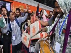 
      
      TN: Students delegate joins locals for Kashi Tamil Sangamam.
      
      