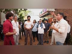 
      
      Pic of SRK with Vicky, his father Sham Kaushal from sets out
      
      