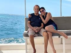 
      
      Sushmita pens adorable birthday wish for her father Shubeer Sen
      
      