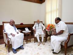 
      
      PM Narendra Modi meets former PM, HD Deve Gowda   
      
      