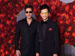
      
      SRK attends producer Anand Pandit's 60th birthday bash
      
      