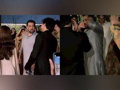 
      
      Salman grooves to ‘Tere Mast Mast Do Nain’ at Arbaaz's wedding
      
      