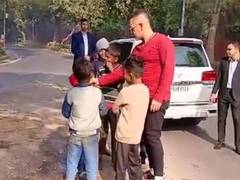 
      
      Robert Vadra celebrates Christmas with street children
      
      