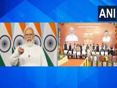 
      
      PM Modi gives cheque of Hukumchand Mill worker's dues
      
      