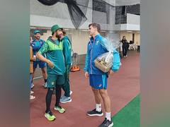 
      
      Pakistan cricketers give Christmas gifts to Australian players
      
      