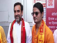 
      
      Pankaj, team 'Main Atal Hoon' visits Siddhivinayak Temple 
      
      